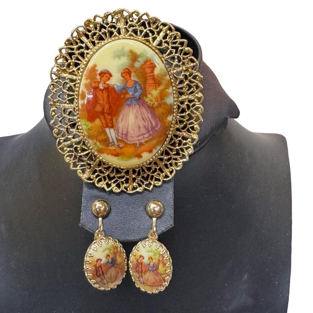 Vtg Signed Paradise Gold Tone Courting Couple Scene Brooch Clip-On Earrings Set